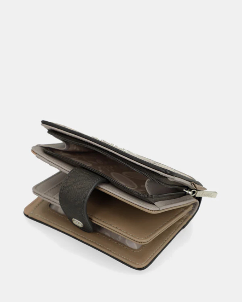 O porta-moedas pequeno Auralis é a essência da elegância compacta.

Com um design geométrico abstrato em tons suaves de bege, cinza e detalhes delicados, esta peça destaca-se pela sua sofisticação discreta e intemporal. A estrutura bicolor combina harmoniosamente a parte superior decorada com o padrão artístico exclusivo Auralis e a base em tom cinza escuro, criando um contraste visual elegante.