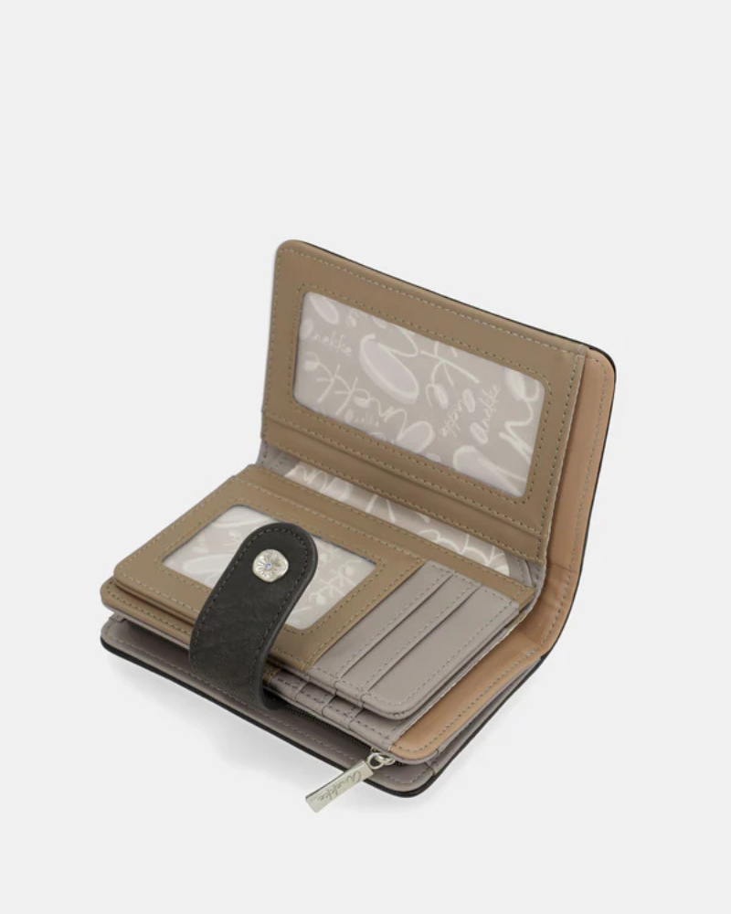 O porta-moedas pequeno Auralis é a essência da elegância compacta.

Com um design geométrico abstrato em tons suaves de bege, cinza e detalhes delicados, esta peça destaca-se pela sua sofisticação discreta e intemporal. A estrutura bicolor combina harmoniosamente a parte superior decorada com o padrão artístico exclusivo Auralis e a base em tom cinza escuro, criando um contraste visual elegante.