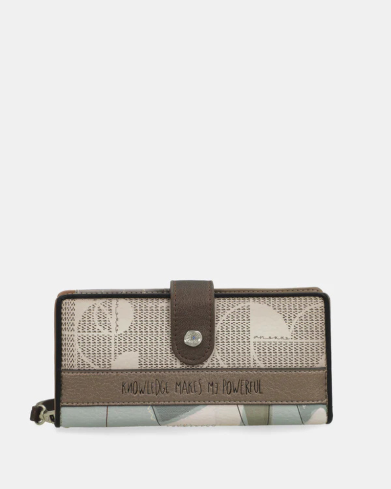 O porta-moedas rígido Auralis é uma peça de design arrojado que transforma um acessório essencial numa verdadeira declaração de estilo.

Com um padrão geométrico abstrato que combina tons terrosos, azuis suaves e detalhes em preto e branco, esta peça destaca-se pela sua personalidade única e contemporânea. A estrutura rígida oferece proteção superior aos seus pertences, enquanto o fecho de encaixe garante segurança e facilidade de acesso. 