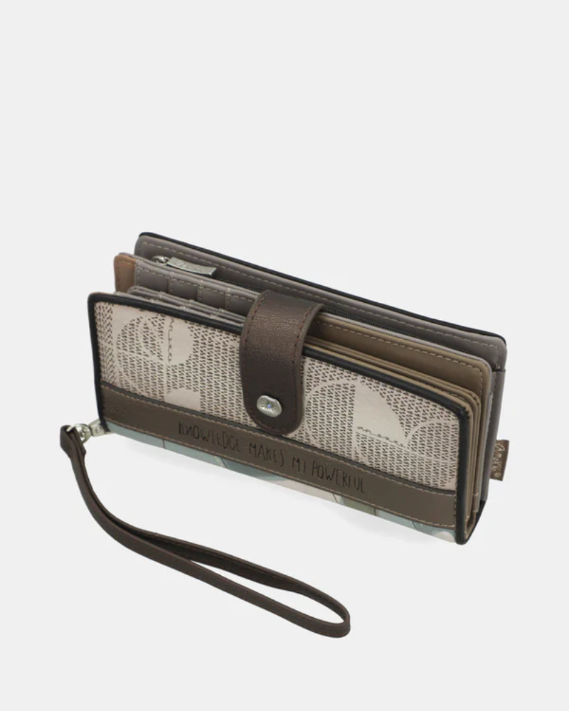 O porta-moedas rígido Auralis é uma peça de design arrojado que transforma um acessório essencial numa verdadeira declaração de estilo.

Com um padrão geométrico abstrato que combina tons terrosos, azuis suaves e detalhes em preto e branco, esta peça destaca-se pela sua personalidade única e contemporânea. A estrutura rígida oferece proteção superior aos seus pertences, enquanto o fecho de encaixe garante segurança e facilidade de acesso. 