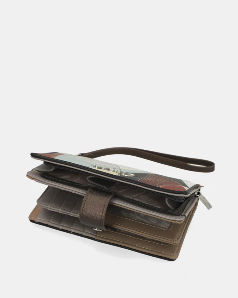 O porta-moedas rígido Auralis é uma peça de design arrojado que transforma um acessório essencial numa verdadeira declaração de estilo.

Com um padrão geométrico abstrato que combina tons terrosos, azuis suaves e detalhes em preto e branco, esta peça destaca-se pela sua personalidade única e contemporânea. A estrutura rígida oferece proteção superior aos seus pertences, enquanto o fecho de encaixe garante segurança e facilidade de acesso. 