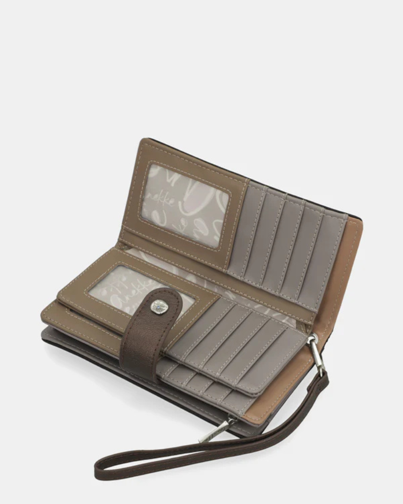 O porta-moedas rígido Auralis é uma peça de design arrojado que transforma um acessório essencial numa verdadeira declaração de estilo.

Com um padrão geométrico abstrato que combina tons terrosos, azuis suaves e detalhes em preto e branco, esta peça destaca-se pela sua personalidade única e contemporânea. A estrutura rígida oferece proteção superior aos seus pertences, enquanto o fecho de encaixe garante segurança e facilidade de acesso. 