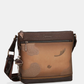 Esta carteira combina elegância discreta com um espírito de aventura.

Em tons camel e bege com base em verde escuro e detalhes em textura croc, esta carteira tem uma sofisticação natural que se adapta tanto a um look casual como a uma ocasião mais cuidada. A silhueta quadrada e estruturada, com bolso frontal com fecho de correr, organiza o essencial com estilo, enquanto a alça de tiracolo com padrão estampado — um toque de personalidade Anekke — permite usá-la ao ombro ou a tiracolo.