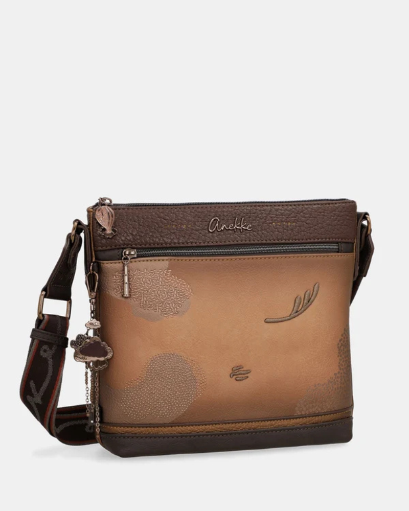 Esta carteira combina elegância discreta com um espírito de aventura.

Em tons camel e bege com base em verde escuro e detalhes em textura croc, esta carteira tem uma sofisticação natural que se adapta tanto a um look casual como a uma ocasião mais cuidada. A silhueta quadrada e estruturada, com bolso frontal com fecho de correr, organiza o essencial com estilo, enquanto a alça de tiracolo com padrão estampado — um toque de personalidade Anekke — permite usá-la ao ombro ou a tiracolo.