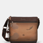 Esta carteira combina elegância discreta com um espírito de aventura.

Em tons camel e bege com base em verde escuro e detalhes em textura croc, esta carteira tem uma sofisticação natural que se adapta tanto a um look casual como a uma ocasião mais cuidada. A silhueta quadrada e estruturada, com bolso frontal com fecho de correr, organiza o essencial com estilo, enquanto a alça de tiracolo com padrão estampado — um toque de personalidade Anekke — permite usá-la ao ombro ou a tiracolo.