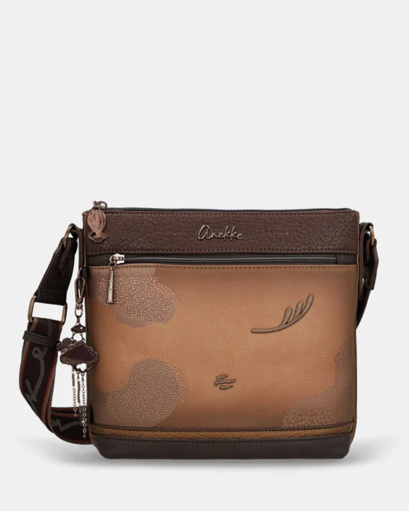 Esta carteira combina elegância discreta com um espírito de aventura.

Em tons camel e bege com base em verde escuro e detalhes em textura croc, esta carteira tem uma sofisticação natural que se adapta tanto a um look casual como a uma ocasião mais cuidada. A silhueta quadrada e estruturada, com bolso frontal com fecho de correr, organiza o essencial com estilo, enquanto a alça de tiracolo com padrão estampado — um toque de personalidade Anekke — permite usá-la ao ombro ou a tiracolo.