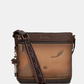 Esta carteira combina elegância discreta com um espírito de aventura.

Em tons camel e bege com base em verde escuro e detalhes em textura croc, esta carteira tem uma sofisticação natural que se adapta tanto a um look casual como a uma ocasião mais cuidada. A silhueta quadrada e estruturada, com bolso frontal com fecho de correr, organiza o essencial com estilo, enquanto a alça de tiracolo com padrão estampado — um toque de personalidade Anekke — permite usá-la ao ombro ou a tiracolo.