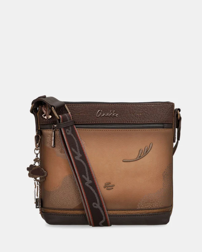 Esta carteira combina elegância discreta com um espírito de aventura.

Em tons camel e bege com base em verde escuro e detalhes em textura croc, esta carteira tem uma sofisticação natural que se adapta tanto a um look casual como a uma ocasião mais cuidada. A silhueta quadrada e estruturada, com bolso frontal com fecho de correr, organiza o essencial com estilo, enquanto a alça de tiracolo com padrão estampado — um toque de personalidade Anekke — permite usá-la ao ombro ou a tiracolo.