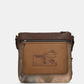 Esta carteira combina elegância discreta com um espírito de aventura.

Em tons camel e bege com base em verde escuro e detalhes em textura croc, esta carteira tem uma sofisticação natural que se adapta tanto a um look casual como a uma ocasião mais cuidada. A silhueta quadrada e estruturada, com bolso frontal com fecho de correr, organiza o essencial com estilo, enquanto a alça de tiracolo com padrão estampado — um toque de personalidade Anekke — permite usá-la ao ombro ou a tiracolo.