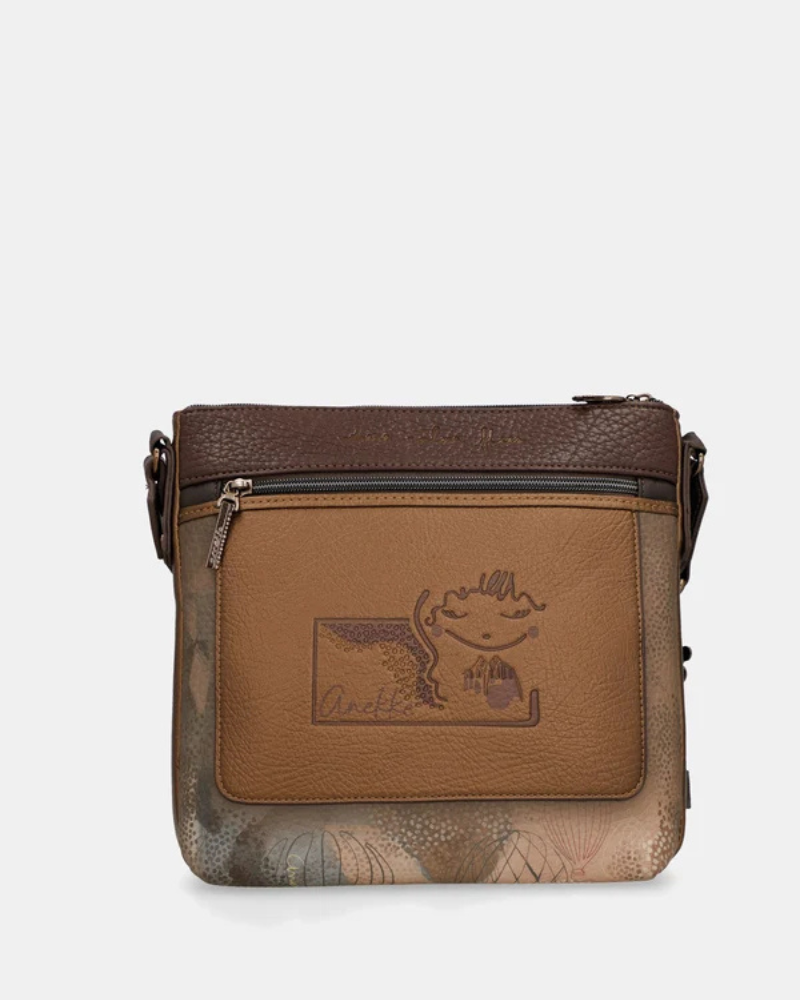 Esta carteira combina elegância discreta com um espírito de aventura.

Em tons camel e bege com base em verde escuro e detalhes em textura croc, esta carteira tem uma sofisticação natural que se adapta tanto a um look casual como a uma ocasião mais cuidada. A silhueta quadrada e estruturada, com bolso frontal com fecho de correr, organiza o essencial com estilo, enquanto a alça de tiracolo com padrão estampado — um toque de personalidade Anekke — permite usá-la ao ombro ou a tiracolo.