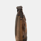 Esta carteira combina elegância discreta com um espírito de aventura.

Em tons camel e bege com base em verde escuro e detalhes em textura croc, esta carteira tem uma sofisticação natural que se adapta tanto a um look casual como a uma ocasião mais cuidada. A silhueta quadrada e estruturada, com bolso frontal com fecho de correr, organiza o essencial com estilo, enquanto a alça de tiracolo com padrão estampado — um toque de personalidade Anekke — permite usá-la ao ombro ou a tiracolo.