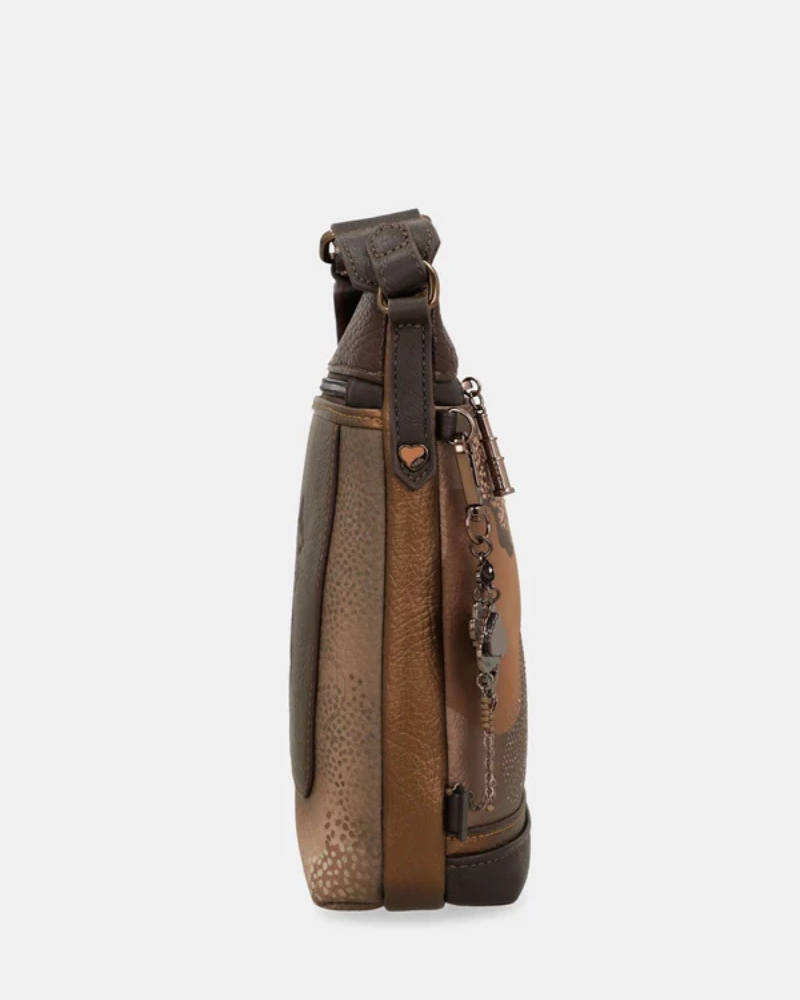 Esta carteira combina elegância discreta com um espírito de aventura.

Em tons camel e bege com base em verde escuro e detalhes em textura croc, esta carteira tem uma sofisticação natural que se adapta tanto a um look casual como a uma ocasião mais cuidada. A silhueta quadrada e estruturada, com bolso frontal com fecho de correr, organiza o essencial com estilo, enquanto a alça de tiracolo com padrão estampado — um toque de personalidade Anekke — permite usá-la ao ombro ou a tiracolo.