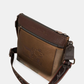 Esta carteira combina elegância discreta com um espírito de aventura.

Em tons camel e bege com base em verde escuro e detalhes em textura croc, esta carteira tem uma sofisticação natural que se adapta tanto a um look casual como a uma ocasião mais cuidada. A silhueta quadrada e estruturada, com bolso frontal com fecho de correr, organiza o essencial com estilo, enquanto a alça de tiracolo com padrão estampado — um toque de personalidade Anekke — permite usá-la ao ombro ou a tiracolo.