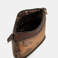 Esta carteira combina elegância discreta com um espírito de aventura.

Em tons camel e bege com base em verde escuro e detalhes em textura croc, esta carteira tem uma sofisticação natural que se adapta tanto a um look casual como a uma ocasião mais cuidada. A silhueta quadrada e estruturada, com bolso frontal com fecho de correr, organiza o essencial com estilo, enquanto a alça de tiracolo com padrão estampado — um toque de personalidade Anekke — permite usá-la ao ombro ou a tiracolo.
