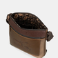 Esta carteira combina elegância discreta com um espírito de aventura.

Em tons camel e bege com base em verde escuro e detalhes em textura croc, esta carteira tem uma sofisticação natural que se adapta tanto a um look casual como a uma ocasião mais cuidada. A silhueta quadrada e estruturada, com bolso frontal com fecho de correr, organiza o essencial com estilo, enquanto a alça de tiracolo com padrão estampado — um toque de personalidade Anekke — permite usá-la ao ombro ou a tiracolo.
