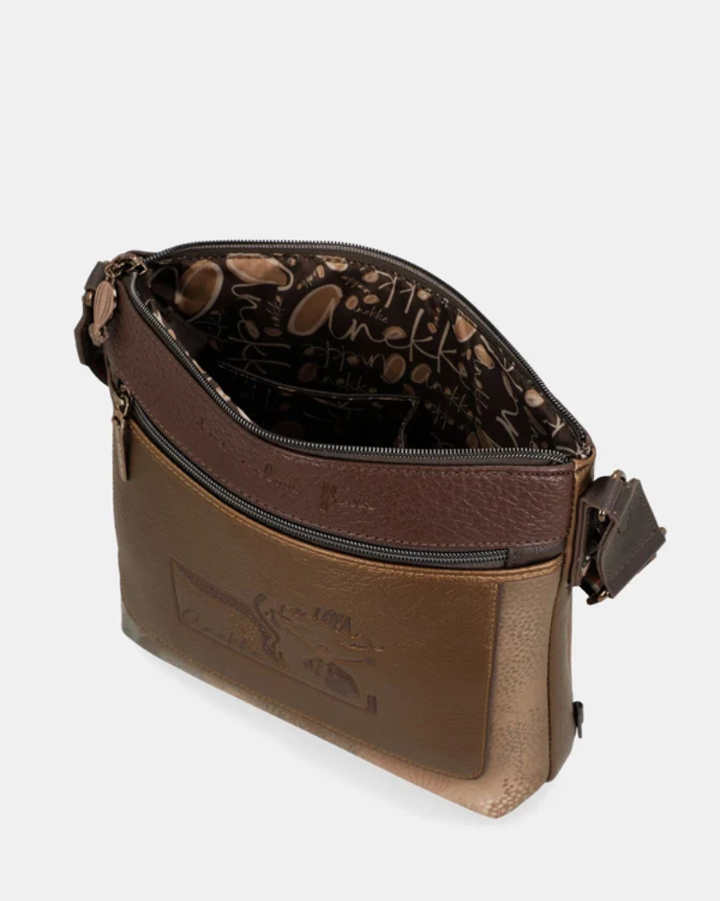 Esta carteira combina elegância discreta com um espírito de aventura.

Em tons camel e bege com base em verde escuro e detalhes em textura croc, esta carteira tem uma sofisticação natural que se adapta tanto a um look casual como a uma ocasião mais cuidada. A silhueta quadrada e estruturada, com bolso frontal com fecho de correr, organiza o essencial com estilo, enquanto a alça de tiracolo com padrão estampado — um toque de personalidade Anekke — permite usá-la ao ombro ou a tiracolo.