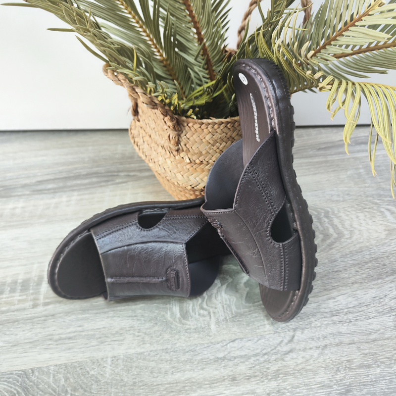 Conforto e estilo encontram-se neste chinelo masculino, confeccionado em material sintético de alta durabilidade com acabamento que imita couro.

Com design moderno e discreto, é perfeito para o dia a dia, oferecendo praticidade e leveza ao caminhar. A palmilha acolchoada garante maior conforto, enquanto a sola antiderrapante proporciona segurança em cada passo.