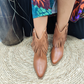Esta bota curta com franjas é uma escolha divertida e elegante para quem gosta de um estilo mais descontraído. É perfeita para adicionar um toque de autenticidade e personalidade ao seu visual. Combinadas com roupas adequadas, estas botas podem tornar-se o destaque de qualquer look.