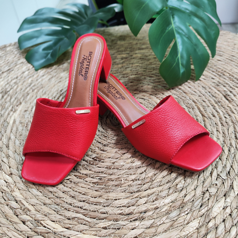 Sofisticado e moderno, este chinelo é perfeito para completar os seus looks de verão.  A sola é de borracha em tom bege claro, com ranhuras para melhor aderência, e a palmilha é acolchoada, proporcionando conforto ao caminhar. O salto largo permite maior estabilidade e conforto.