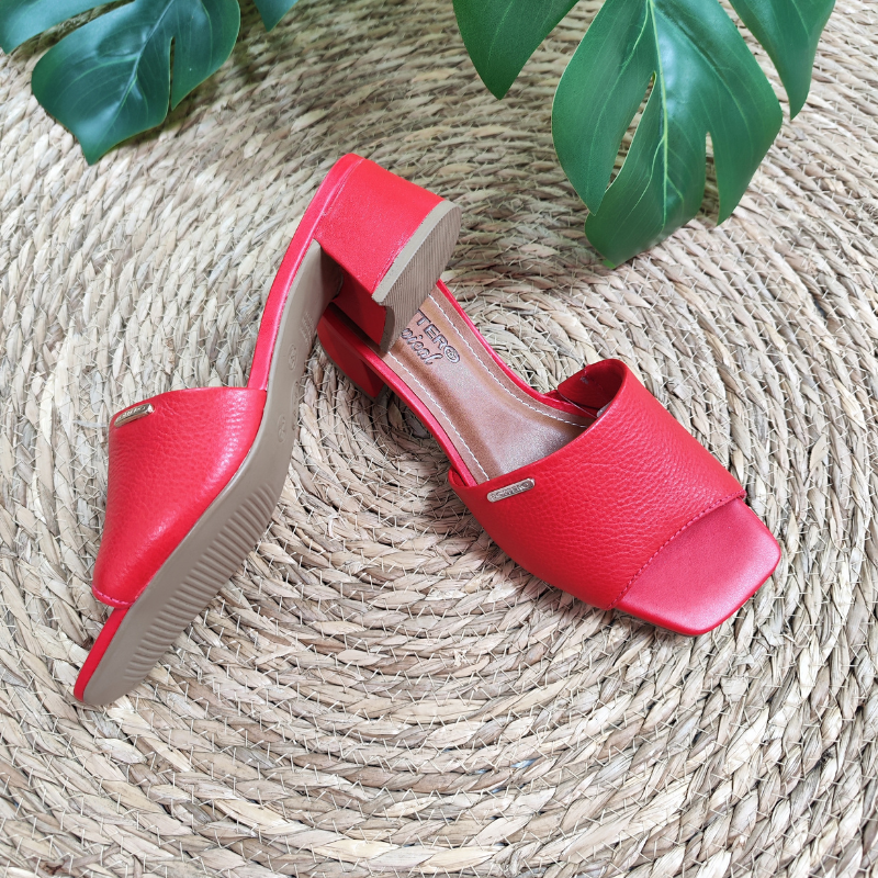 Sofisticado e moderno, este chinelo é perfeito para completar os seus looks de verão.  A sola é de borracha em tom bege claro, com ranhuras para melhor aderência, e a palmilha é acolchoada, proporcionando conforto ao caminhar. O salto largo permite maior estabilidade e conforto.