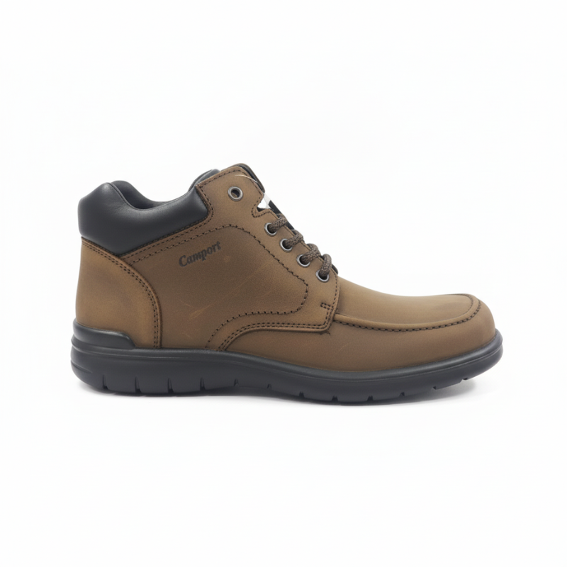 A bota casual em pele castanha é a escolha perfeita para quem procura conforto sem comprometer o estilo.

Fabricada em pele de qualidade com acabamento natural e detalhes de costura moc-toe que conferem caráter ao design, esta bota combina a robustez de uma construção sólida com a versatilidade do dia a dia. Na zona do tornozelo, o acolchoado em pele castanha proporciona conforto adicional, enquanto o sistema de atacadores com ilhós metálicos garante um ajuste personalizado.
