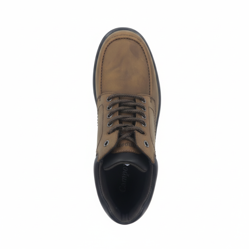 A bota casual em pele castanha é a escolha perfeita para quem procura conforto sem comprometer o estilo.

Fabricada em pele de qualidade com acabamento natural e detalhes de costura moc-toe que conferem caráter ao design, esta bota combina a robustez de uma construção sólida com a versatilidade do dia a dia. Na zona do tornozelo, o acolchoado em pele castanha proporciona conforto adicional, enquanto o sistema de atacadores com ilhós metálicos garante um ajuste personalizado.