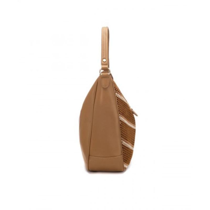 Uma carteira de ombro com alma de verão e elegância intemporal.

Esta mala de ombro em croché é o acessório que define o verão — textura artesanal, silhueta generosa e detalhes em dourado que elevam qualquer look. O padrão em relevo cria movimento e profundidade.