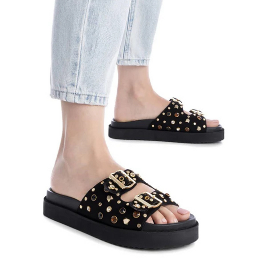 Cheios de atitude e estilo, estes chinelos são perfeitos para quem quer juntar conforto e personalidade no dia a dia.

Com duas opções de estampado – preto com tachas douradas ou animal print com aplicações – trazem duas fivelas ajustáveis que além de práticas são um charme à parte. A sola em plataforma proporciona maior conforto ao caminhar, enquanto o design robusto adiciona um visual.