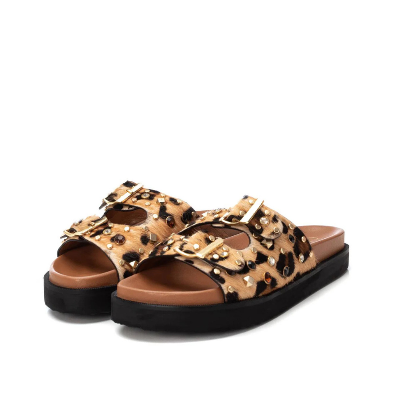 Cheios de atitude e estilo, estes chinelos são perfeitos para quem quer juntar conforto e personalidade no dia a dia.

Com duas opções de estampado – preto com tachas douradas ou animal print com aplicações – trazem duas fivelas ajustáveis que além de práticas são um charme à parte. A sola em plataforma proporciona maior conforto ao caminhar, enquanto o design robusto adiciona um visual.