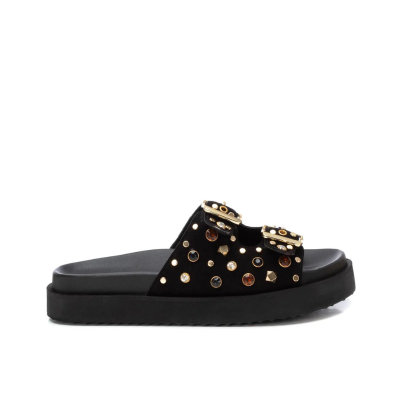 Cheios de atitude e estilo, estes chinelos são perfeitos para quem quer juntar conforto e personalidade no dia a dia.

Com duas opções de estampado – preto com tachas douradas ou animal print com aplicações – trazem duas fivelas ajustáveis que além de práticas são um charme à parte. A sola em plataforma proporciona maior conforto ao caminhar, enquanto o design robusto adiciona um visual.