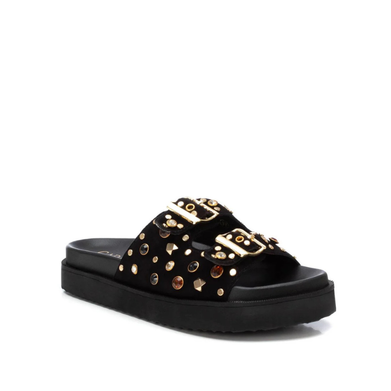 Cheios de atitude e estilo, estes chinelos são perfeitos para quem quer juntar conforto e personalidade no dia a dia.

Com duas opções de estampado – preto com tachas douradas ou animal print com aplicações – trazem duas fivelas ajustáveis que além de práticas são um charme à parte. A sola em plataforma proporciona maior conforto ao caminhar, enquanto o design robusto adiciona um visual.