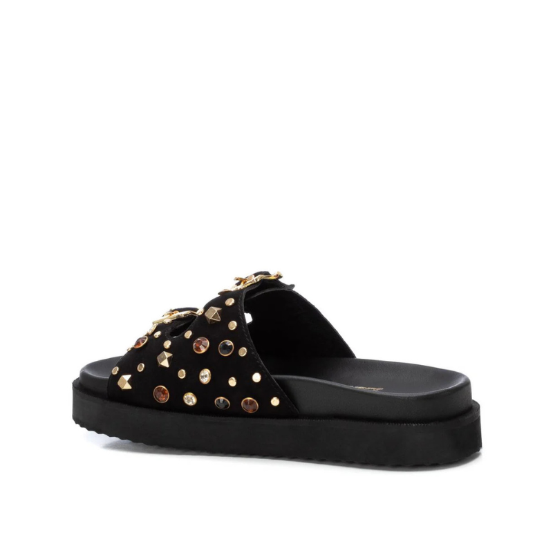 Cheios de atitude e estilo, estes chinelos são perfeitos para quem quer juntar conforto e personalidade no dia a dia.

Com duas opções de estampado – preto com tachas douradas ou animal print com aplicações – trazem duas fivelas ajustáveis que além de práticas são um charme à parte. A sola em plataforma proporciona maior conforto ao caminhar, enquanto o design robusto adiciona um visual.