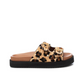 Cheios de atitude e estilo, estes chinelos são perfeitos para quem quer juntar conforto e personalidade no dia a dia.

Com duas opções de estampado – preto com tachas douradas ou animal print com aplicações – trazem duas fivelas ajustáveis que além de práticas são um charme à parte. A sola em plataforma proporciona maior conforto ao caminhar, enquanto o design robusto adiciona um visual.