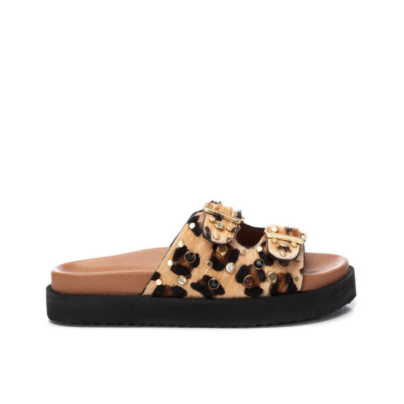 Cheios de atitude e estilo, estes chinelos são perfeitos para quem quer juntar conforto e personalidade no dia a dia.

Com duas opções de estampado – preto com tachas douradas ou animal print com aplicações – trazem duas fivelas ajustáveis que além de práticas são um charme à parte. A sola em plataforma proporciona maior conforto ao caminhar, enquanto o design robusto adiciona um visual.