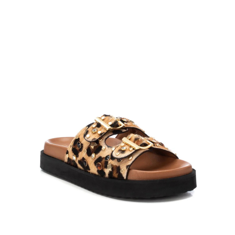 Cheios de atitude e estilo, estes chinelos são perfeitos para quem quer juntar conforto e personalidade no dia a dia.

Com duas opções de estampado – preto com tachas douradas ou animal print com aplicações – trazem duas fivelas ajustáveis que além de práticas são um charme à parte. A sola em plataforma proporciona maior conforto ao caminhar, enquanto o design robusto adiciona um visual.