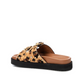 Cheios de atitude e estilo, estes chinelos são perfeitos para quem quer juntar conforto e personalidade no dia a dia.

Com duas opções de estampado – preto com tachas douradas ou animal print com aplicações – trazem duas fivelas ajustáveis que além de práticas são um charme à parte. A sola em plataforma proporciona maior conforto ao caminhar, enquanto o design robusto adiciona um visual.