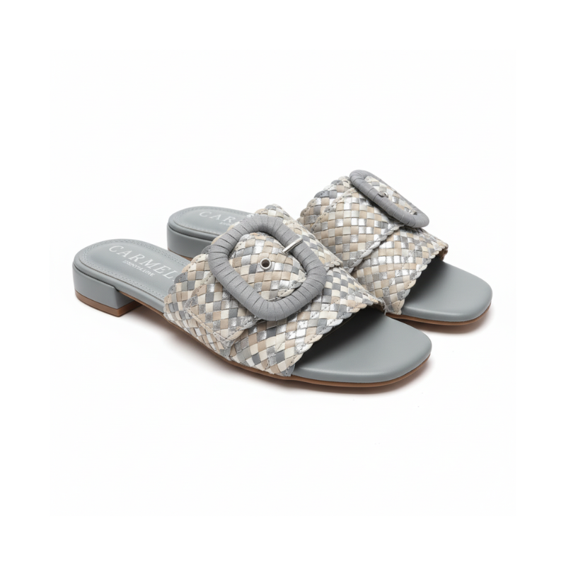 Este chinelo combina elegancia e modernidade numa peça verdadeiramente versátil.

A tira entrelaçada em couro, com reflexos metálicos, confere textura e movimento ao design, enquanto o fivela oversized forrada a couro adiciona um toque de sofisticação contemporânea. A palmilha macia e o salto baixo garantem conforto ao longo do dia, tornando-a perfeita para usar da praia à cidade.