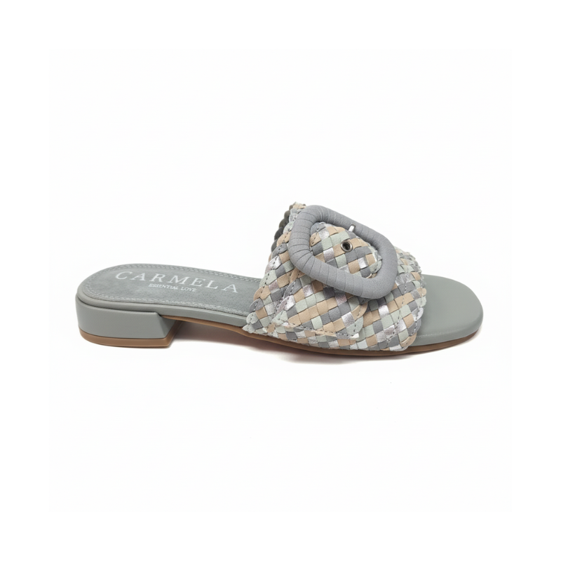 Este chinelo combina elegancia e modernidade numa peça verdadeiramente versátil.

A tira entrelaçada em couro, com reflexos metálicos, confere textura e movimento ao design, enquanto o fivela oversized forrada a couro adiciona um toque de sofisticação contemporânea. A palmilha macia e o salto baixo garantem conforto ao longo do dia, tornando-a perfeita para usar da praia à cidade.