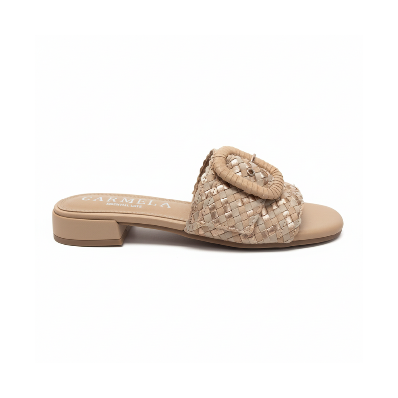Este chinelo combina elegancia e modernidade numa peça verdadeiramente versátil.

A tira entrelaçada em couro, com reflexos metálicos, confere textura e movimento ao design, enquanto o fivela oversized forrada a couro adiciona um toque de sofisticação contemporânea. A palmilha macia e o salto baixo garantem conforto ao longo do dia, tornando-a perfeita para usar da praia à cidade.
