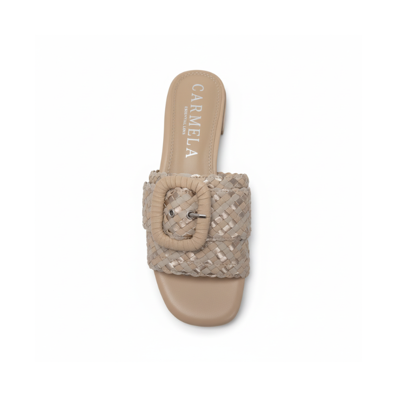 Este chinelo combina elegancia e modernidade numa peça verdadeiramente versátil.

A tira entrelaçada em couro, com reflexos metálicos, confere textura e movimento ao design, enquanto o fivela oversized forrada a couro adiciona um toque de sofisticação contemporânea. A palmilha macia e o salto baixo garantem conforto ao longo do dia, tornando-a perfeita para usar da praia à cidade.
