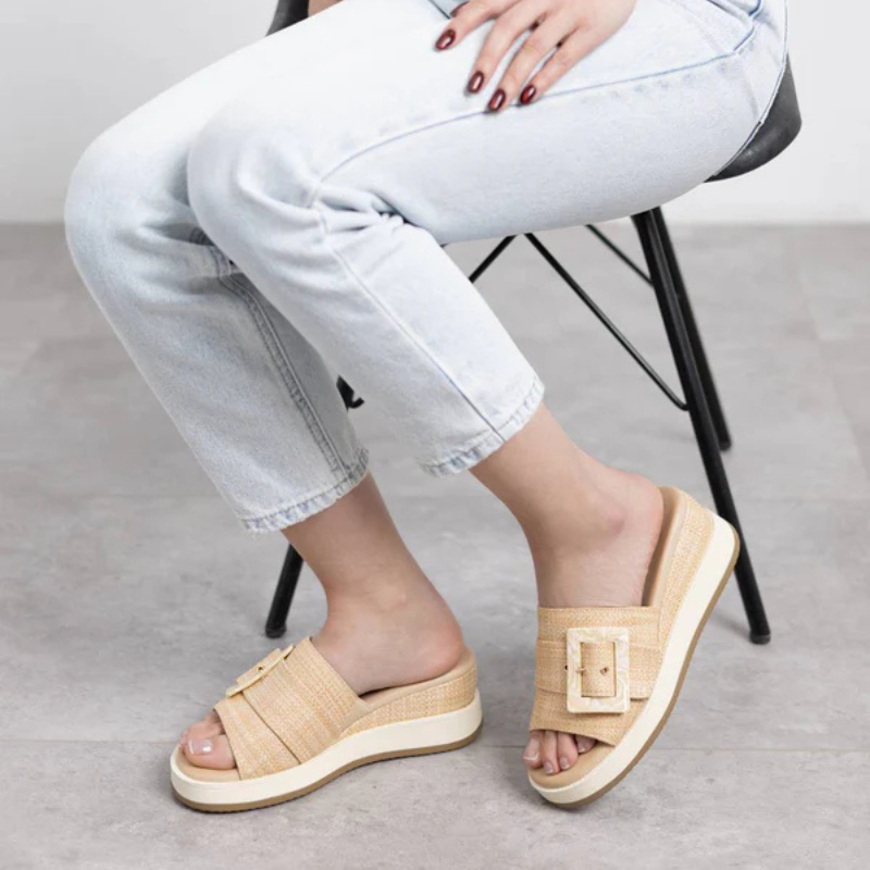 Ideal para os dias mais quentes, este chinelo combina conforto e sofisticação com um toque natural.

Este modelo apresenta uma plataforma leve e anatômica, perfeita para garantir estabilidade e bem-estar ao longo do dia. O acabamento em ráfia com fivela decorativa traz um ar artesanal e moderno ao mesmo tempo, ideal para looks casuais com um toque elegante.