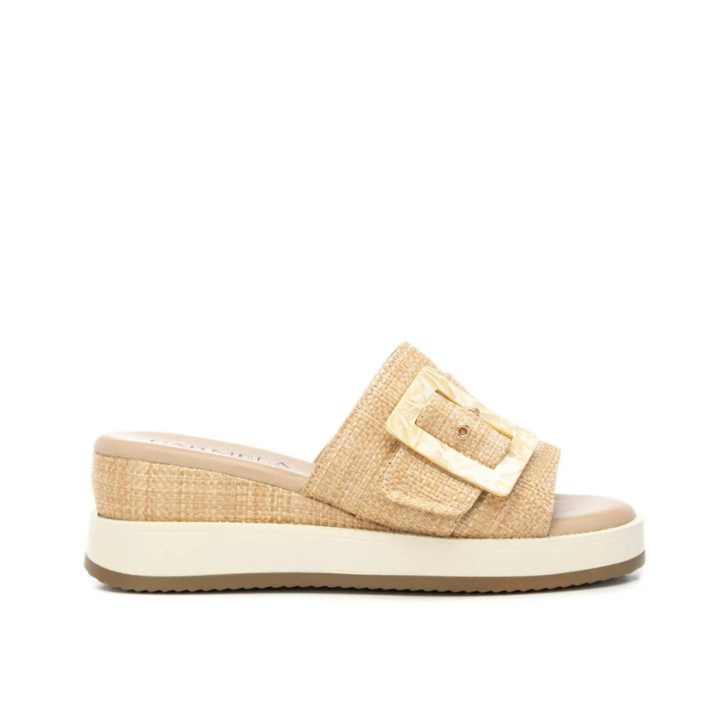 Ideal para os dias mais quentes, este chinelo combina conforto e sofisticação com um toque natural.

Este modelo apresenta uma plataforma leve e anatômica, perfeita para garantir estabilidade e bem-estar ao longo do dia. O acabamento em ráfia com fivela decorativa traz um ar artesanal e moderno ao mesmo tempo, ideal para looks casuais com um toque elegante.