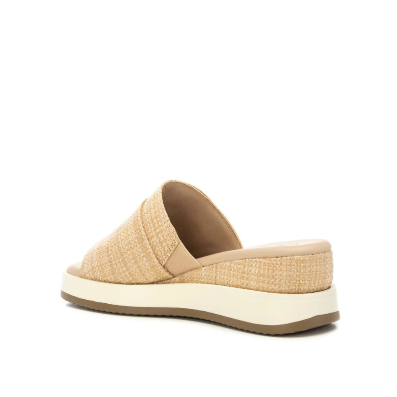 Ideal para os dias mais quentes, este chinelo combina conforto e sofisticação com um toque natural.

Este modelo apresenta uma plataforma leve e anatômica, perfeita para garantir estabilidade e bem-estar ao longo do dia. O acabamento em ráfia com fivela decorativa traz um ar artesanal e moderno ao mesmo tempo, ideal para looks casuais com um toque elegante.