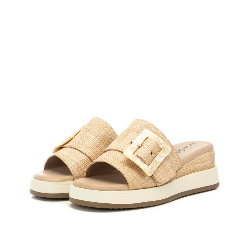 Ideal para os dias mais quentes, este chinelo combina conforto e sofisticação com um toque natural.

Este modelo apresenta uma plataforma leve e anatômica, perfeita para garantir estabilidade e bem-estar ao longo do dia. O acabamento em ráfia com fivela decorativa traz um ar artesanal e moderno ao mesmo tempo, ideal para looks casuais com um toque elegante.