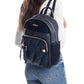 Esta mochila é a combinação perfeita de praticidade e estilo moderno.

Com design sofisticado, mistura diferentes texturas de forma harmoniosa, destacando um bolso frontal acolchoado com acabamento brilhante que confere um toque de glamour ao modelo.