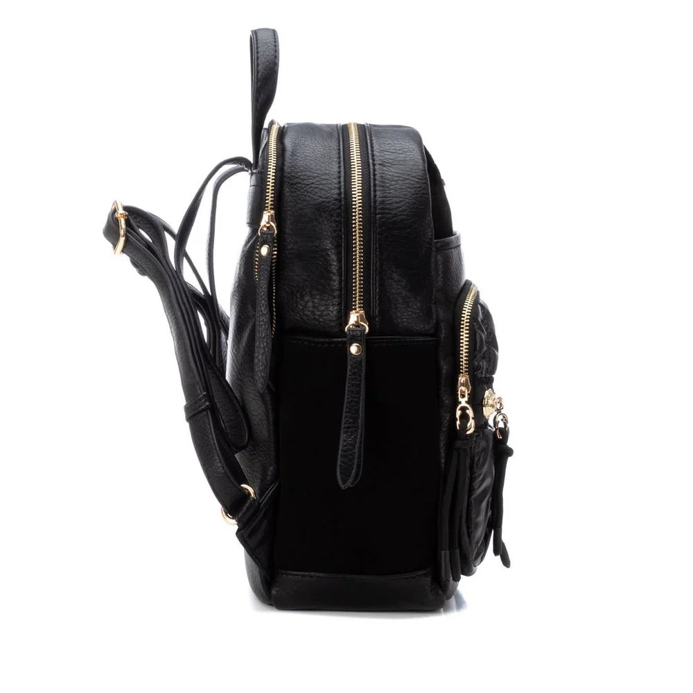 Esta mochila é a combinação perfeita de praticidade e estilo moderno.

Com design sofisticado, mistura diferentes texturas de forma harmoniosa, destacando um bolso frontal acolchoado com acabamento brilhante que confere um toque de glamour ao modelo.