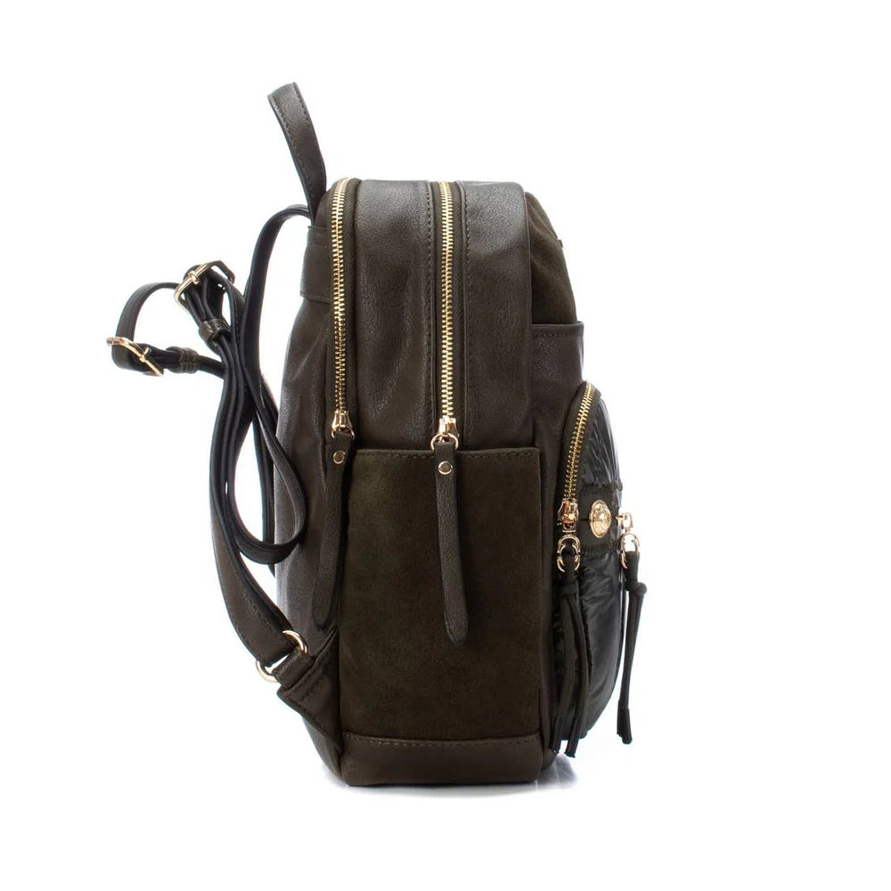 Esta mochila é a combinação perfeita de praticidade e estilo moderno.

Com design sofisticado, mistura diferentes texturas de forma harmoniosa, destacando um bolso frontal acolchoado com acabamento brilhante que confere um toque de glamour ao modelo.