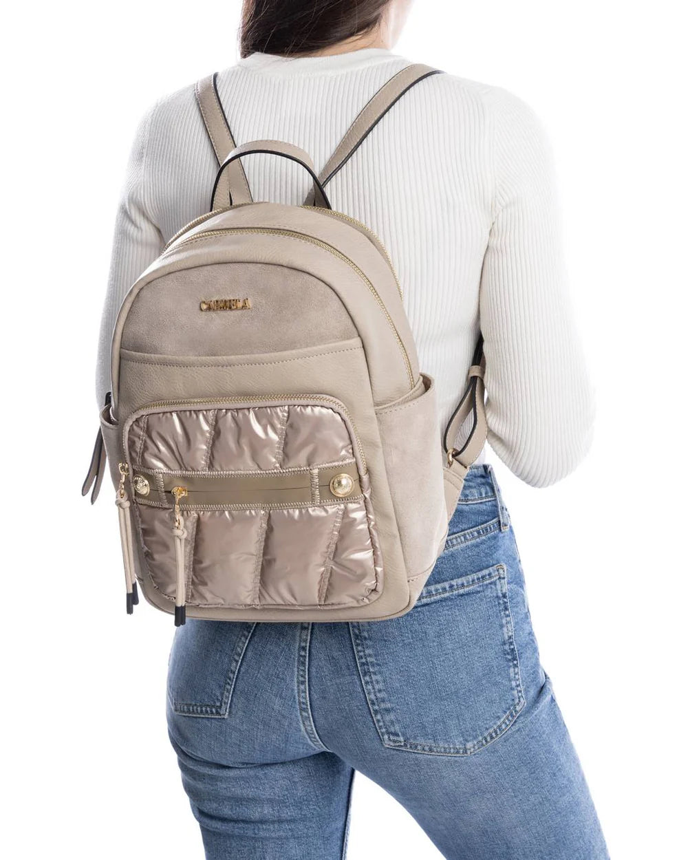 Esta mochila é a combinação perfeita de praticidade e estilo moderno.

Com design sofisticado, mistura diferentes texturas de forma harmoniosa, destacando um bolso frontal acolchoado com acabamento brilhante que confere um toque de glamour ao modelo.