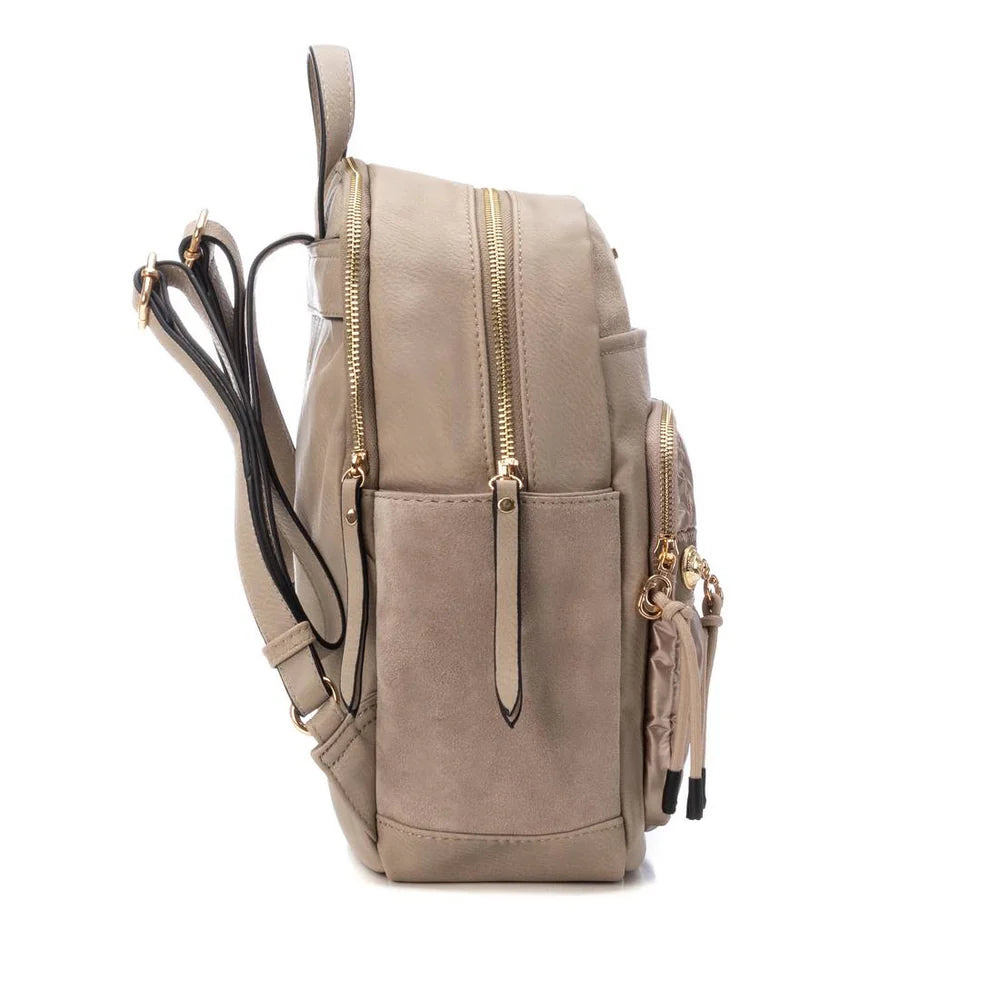 Esta mochila é a combinação perfeita de praticidade e estilo moderno.

Com design sofisticado, mistura diferentes texturas de forma harmoniosa, destacando um bolso frontal acolchoado com acabamento brilhante que confere um toque de glamour ao modelo.