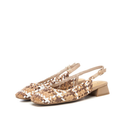 Estas elegantes sandálias slingback combinam sofisticação e conforto num design único.

Feitas em material entrançado multicolorido, oferecem um toque artesanal e moderno ao mesmo tempo. O salto baixo em bloco proporciona estabilidade e comodidade para o uso diário, enquanto a tira ajustável no tornozelo garante um ajuste perfeito.